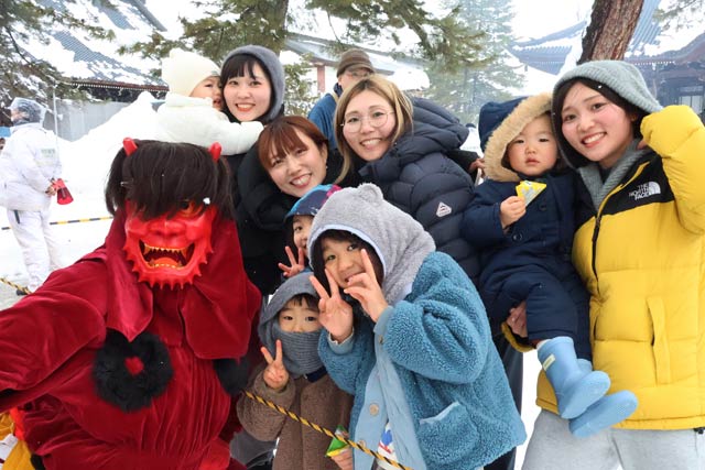 鬼と記念写真