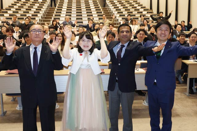 左から高波龍風記念財団の高波代表理事、佐藤ひらりさん、シャハリアル学長、滝沢市長