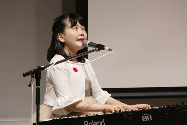 作詞作曲した校歌を披露するひらりさん