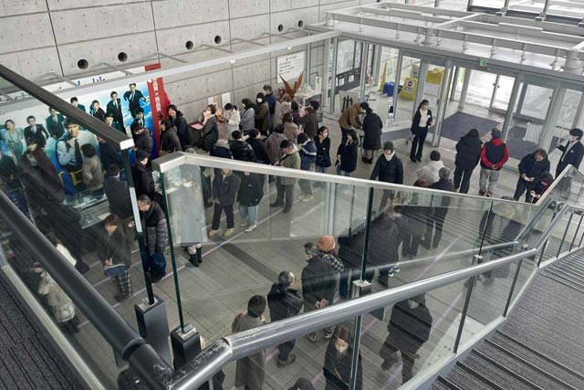 1時間待ちの行列ができた8日の燕市役所つばめホールに開設された期日前投票（写真：燕市提供）