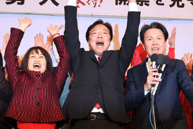 当選確実となって万歳三唱