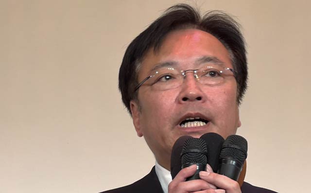 あいさつする国定氏