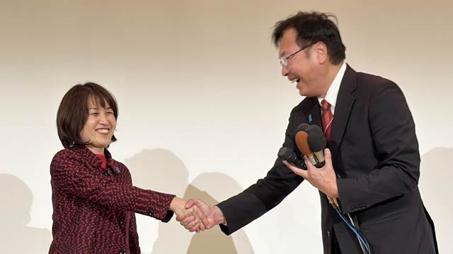 妻律子さんと握手して感謝