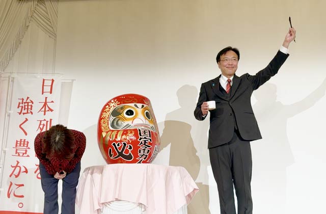 次の勝利まで目入れをしないと誓っただるまに目入れ