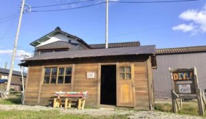 2024年に三条市・一ノ木戸商店街共通駐車場わきに復元された部室セット