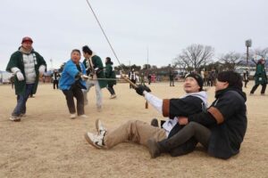 上州空っ風凧揚げ大会で初めて上州けんか凧が実現 三条凧合戦のルールで三条凧協会と地元緑水会が対戦