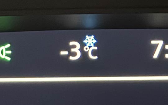 8日午後7時半ごろの車外気温の表示