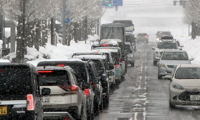 8日午前11時ごろ雪が降る燕市で