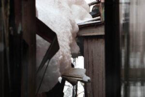 だらだら降り続く雪の重さに耐えきれず雪害続く