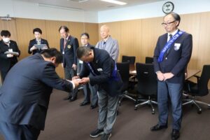 燕市内3ロータリーが市内保育園に「お靴のベッド」825枚を寄付