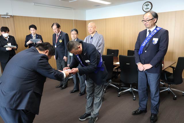 ■燕市内3つのロータリクラブが佐野市長に「お靴のベッド」の目録を手渡す