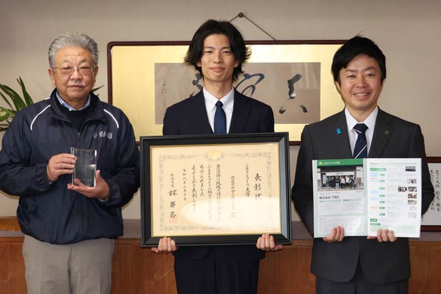 左から一ノ木戸商店街の星野理事長、TREEの中川社長、滝沢市長