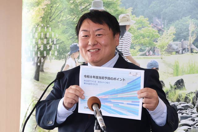 令和8年度当初予算案を発表する佐野市長