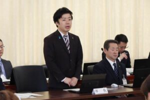 全員協議会であいさつする滝沢市長