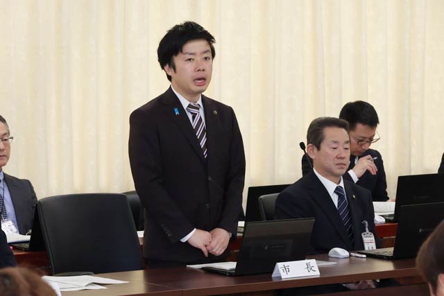全員協議会であいさつする滝沢市長