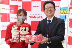 「合格をつかめ」受験生応援 クレーンゲームNAGAOKAがヤクルトを受験生に無料提供