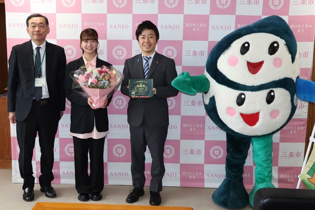 左から大沢センター長、田辺さん、滝沢市長、エコちゃん、サンちゃん