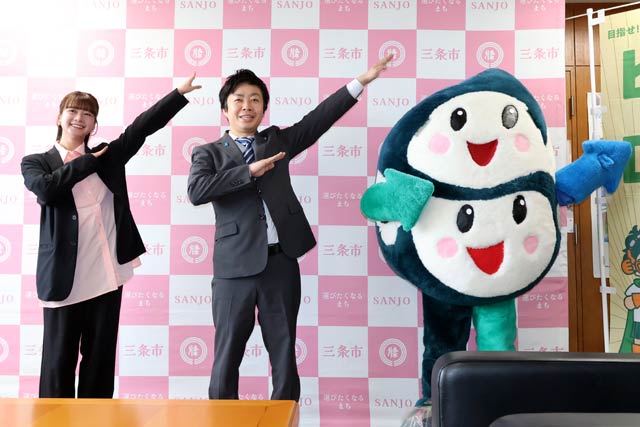 「ちきゅうをまもるヒーロー」のポーズを決める