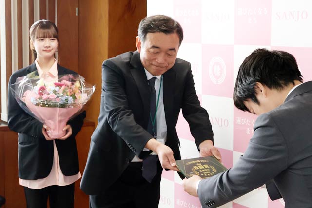 大沢センター長から滝沢市長に敢闘賞の盾を授与