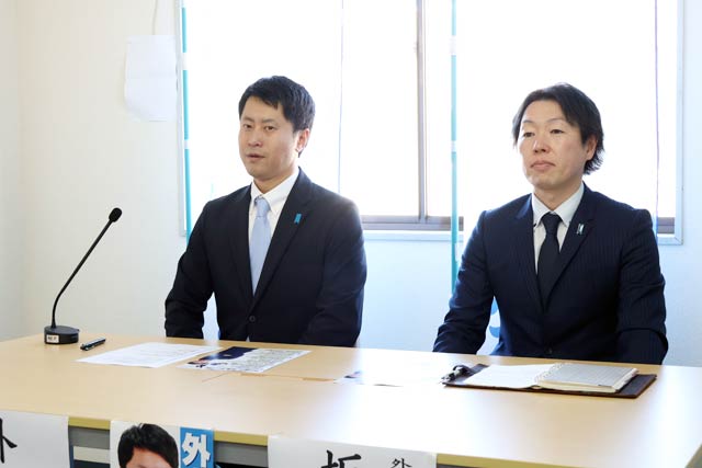 坂上後援会長と並んで記者会見する外山氏