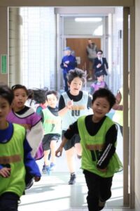 雪の季節を越えて小学生119人が「逃走中」に熱中
