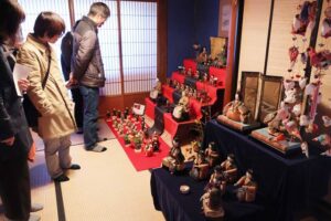 無匠庵の案内役で小学生ボランティアがデビュー 3月8日まで岩室温泉ひな巡り 温泉街の33カ所にひな人形を展示