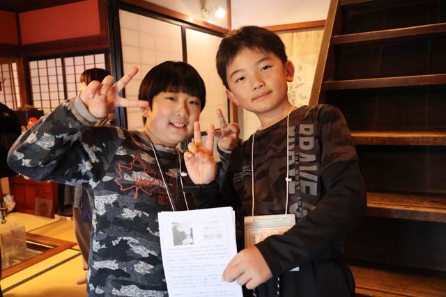 小学生ボランティアの小倉君(左)と堀越君