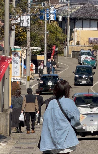 温泉街を歩きながら展示会場をめぐる