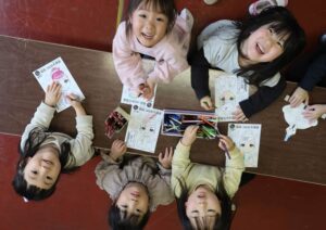 燕市のオリジナルキャラクター「桜咲ユメ」が天神にふんした塗り絵を塗る