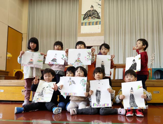 天神の絵を完成させて記念写真