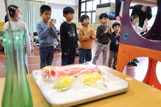 天神講菓子などを添えて天神の掛け軸に向かって手を合わせる