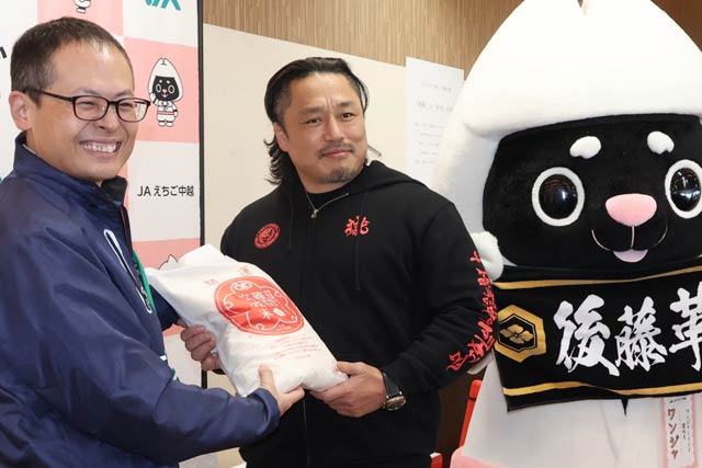 左から近藤店長、後藤選手、ワンジャ