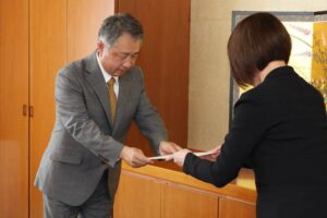 「地元への恩返しを」と田上町出身のプロゴルファー泉田琴菜さんが育ててくれた加茂市の公私立保育園、幼稚園、こども園に10万円ずつ寄付