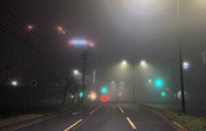25日の三条市は昼過ぎまで雨で最高気温8.5度 湿度高く深夜は濃い霧