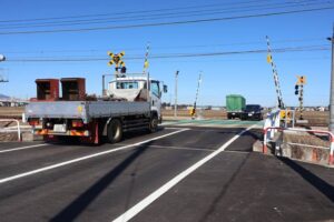牛ケ島踏切の拡幅完了 25日に1年半ぶりに通行止め解除 対面通行、大型車も通行可能に
