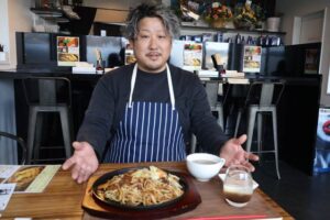 バイク店が昼だけ「麺店」に 加茂市の土田商会が「麺.spot.土田」をオープン 地元野菜とスパイスの「焼麺」とつけ麺で新たな地域発信拠点に