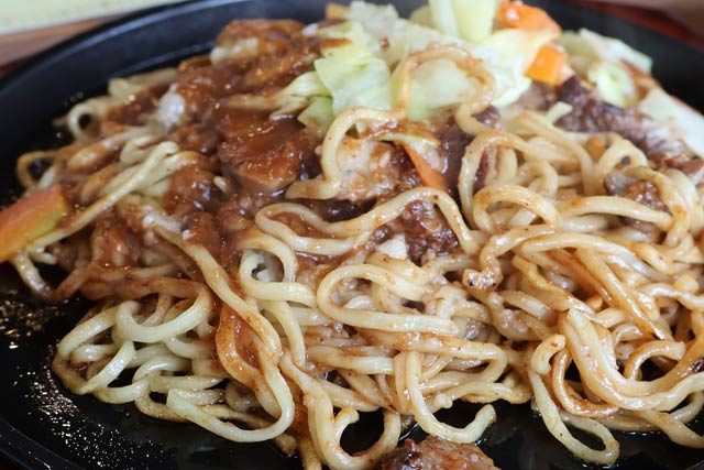 背脂とスパイスのソースが香る焼麺