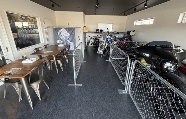 バイクを眺めながら食事できる