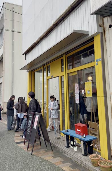 「まちなかオープンカフェ　高校生とつくる本とおやつの文化祭」の「絵本の店 omamori」前