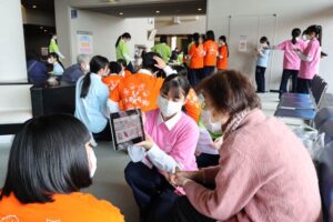 看護学生が地域の健康を支える「まちの保健室」 加茂健康ポイント計測会と初同時開催でにぎわう