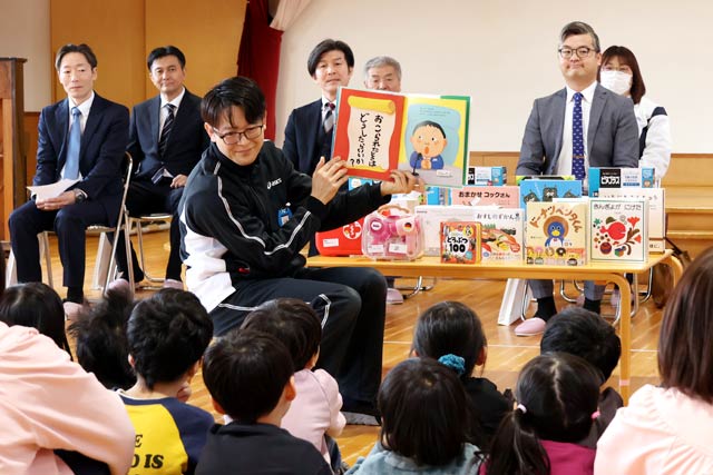 さっそく贈呈された絵本の読み聞かせ