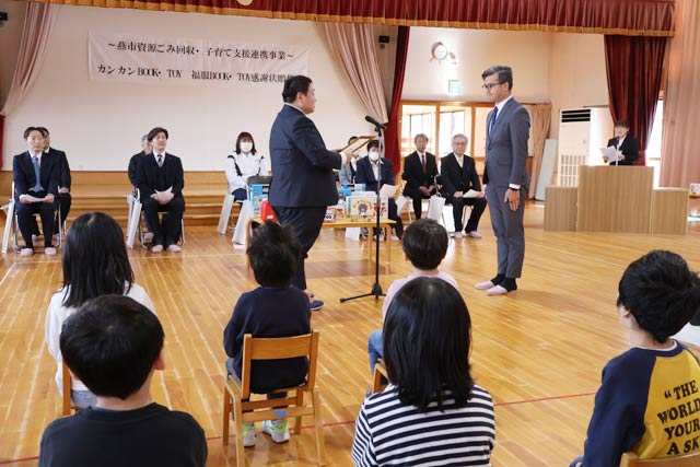 (株)ほしゆうの海老塚社長に佐野市長から感謝状