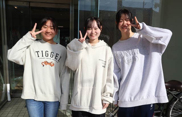 三条高校のチーム「ともしび 三条中央商店街活性し隊」の2年生3人