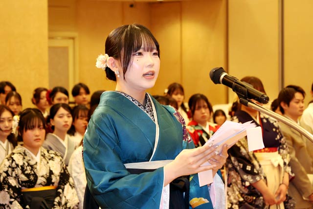 卒業生代表で答辞を述べる畠山さん
