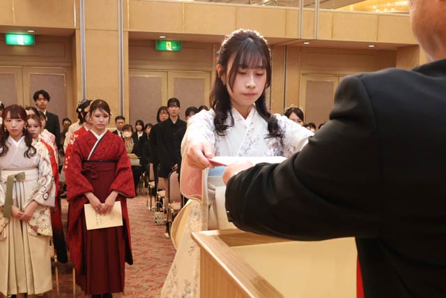卒業証書を受ける歯科衛生士学科の卒業生代表’