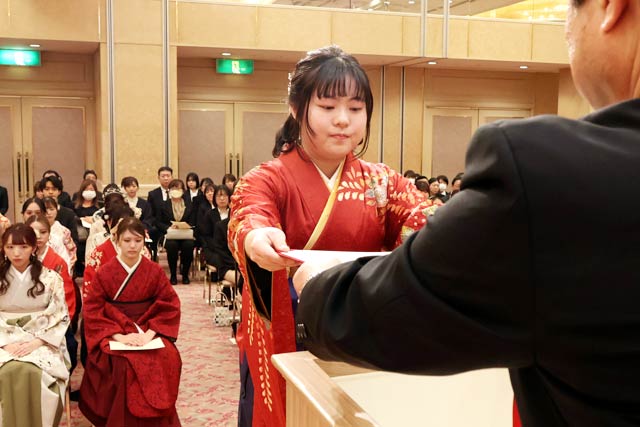卒業証書を受ける医療事務学科の卒業生代表