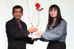 「大学の歴史を刻む木に」 三条市立大卒業生がことしもサルスベリ寄贈