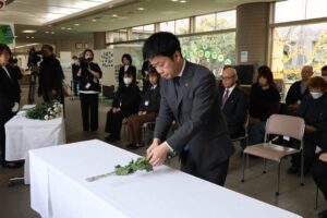 東日本大震災から15年 三条市で最後の黙とう・献花 避難者なお21世帯48人