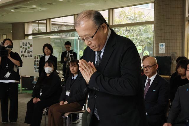 最初に献花して手を合わせる避難者の田中さん