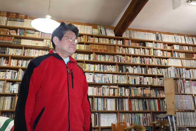 数万冊の図書が並ぶ「大和川春日文庫」
